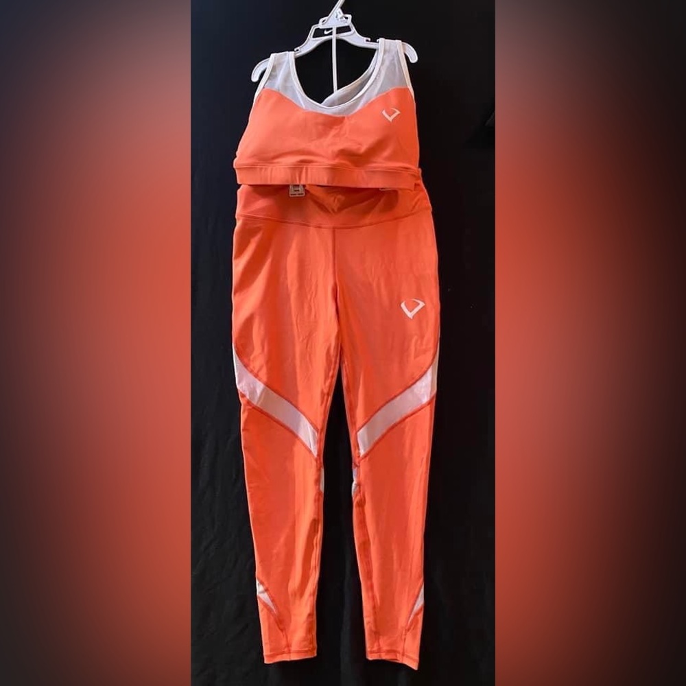 VIOLATE THE DRESSCODE: Legging/sports bra set.